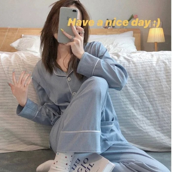 Pijama liso para mujer con solapas y pantalón al tobillo