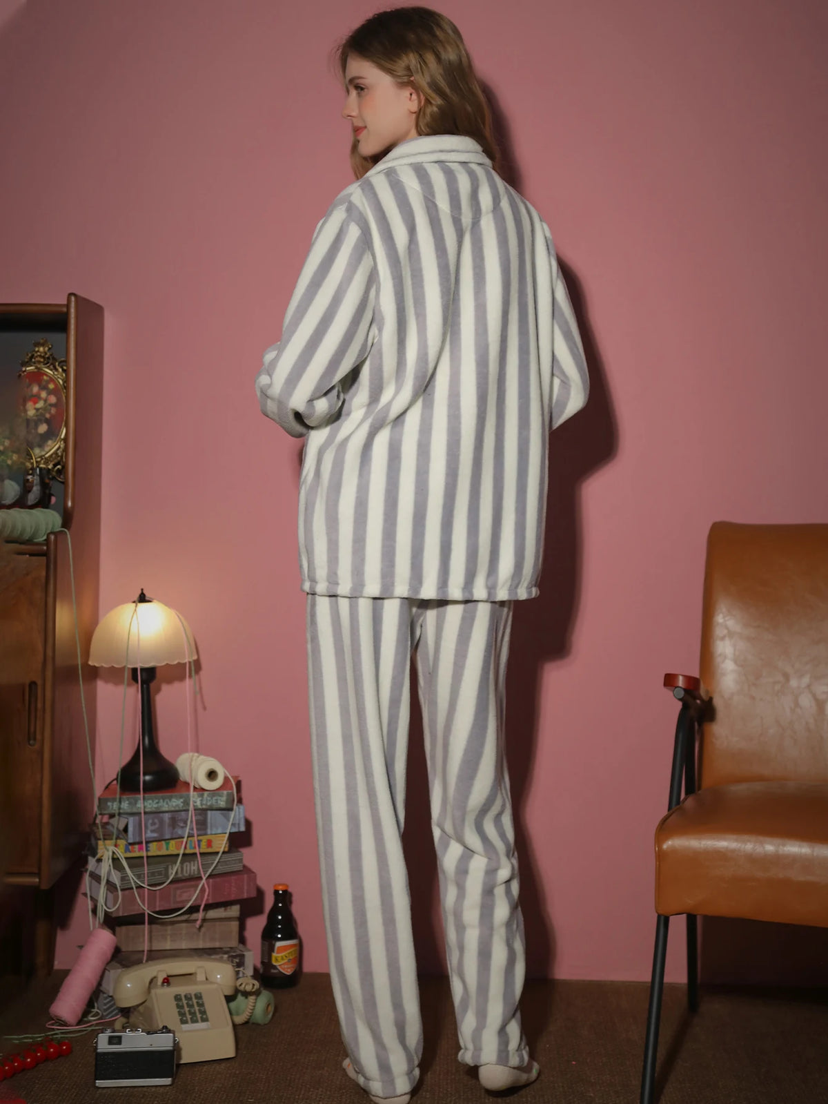 Pijama de franela a rayas para mujer con cuello camisero