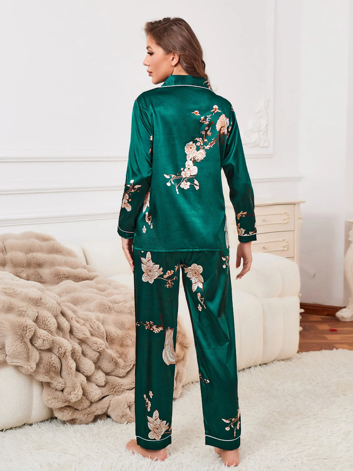 Pijama camisero de satén floral con vivos a contratono