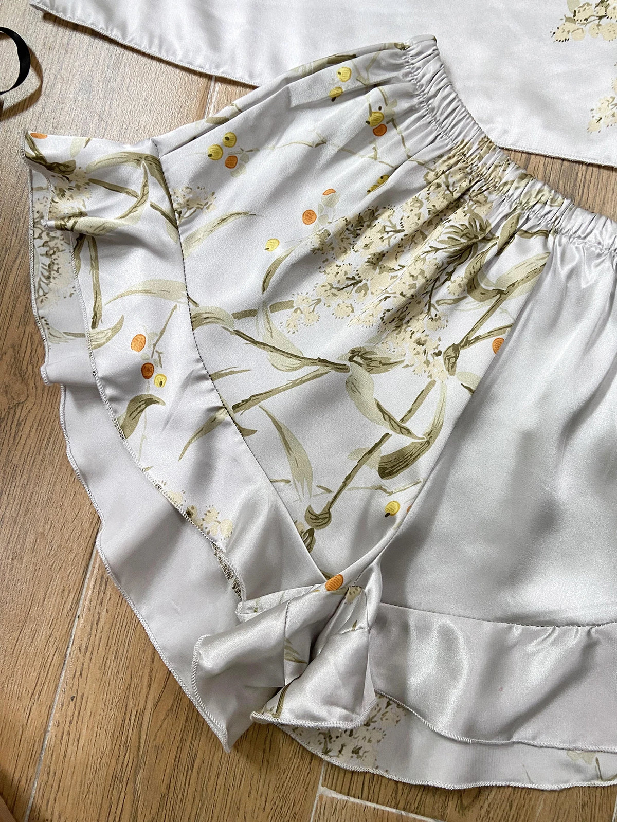 Pijama floral de breteles finos y short con volados