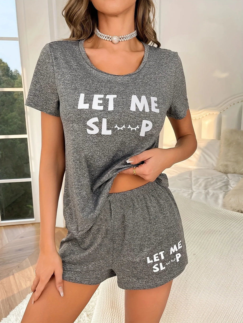 Pijama gris de remera y short con letras