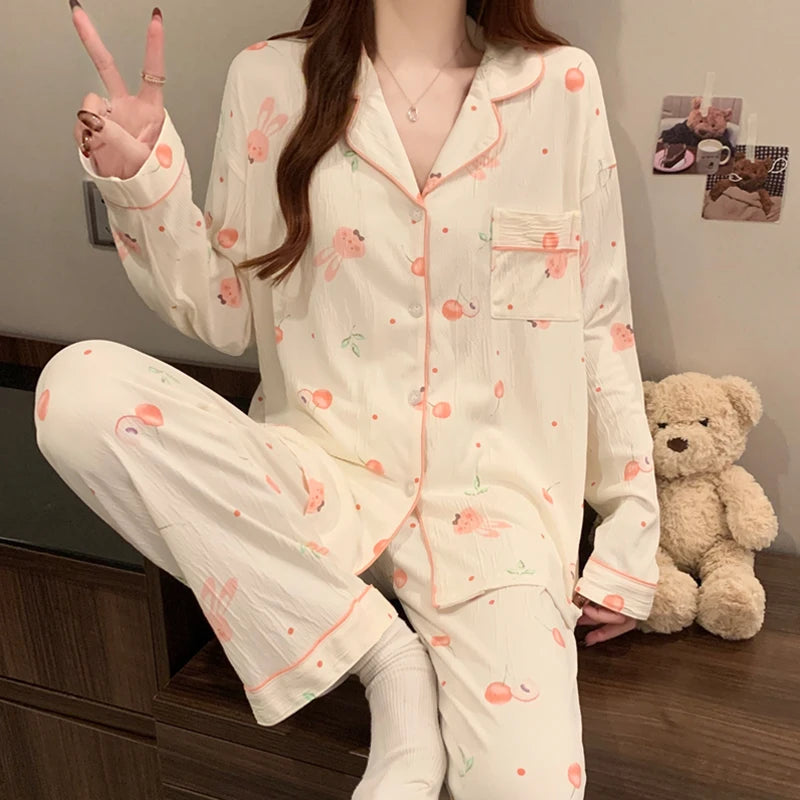 Pijama largo estampado con cuello de solapas