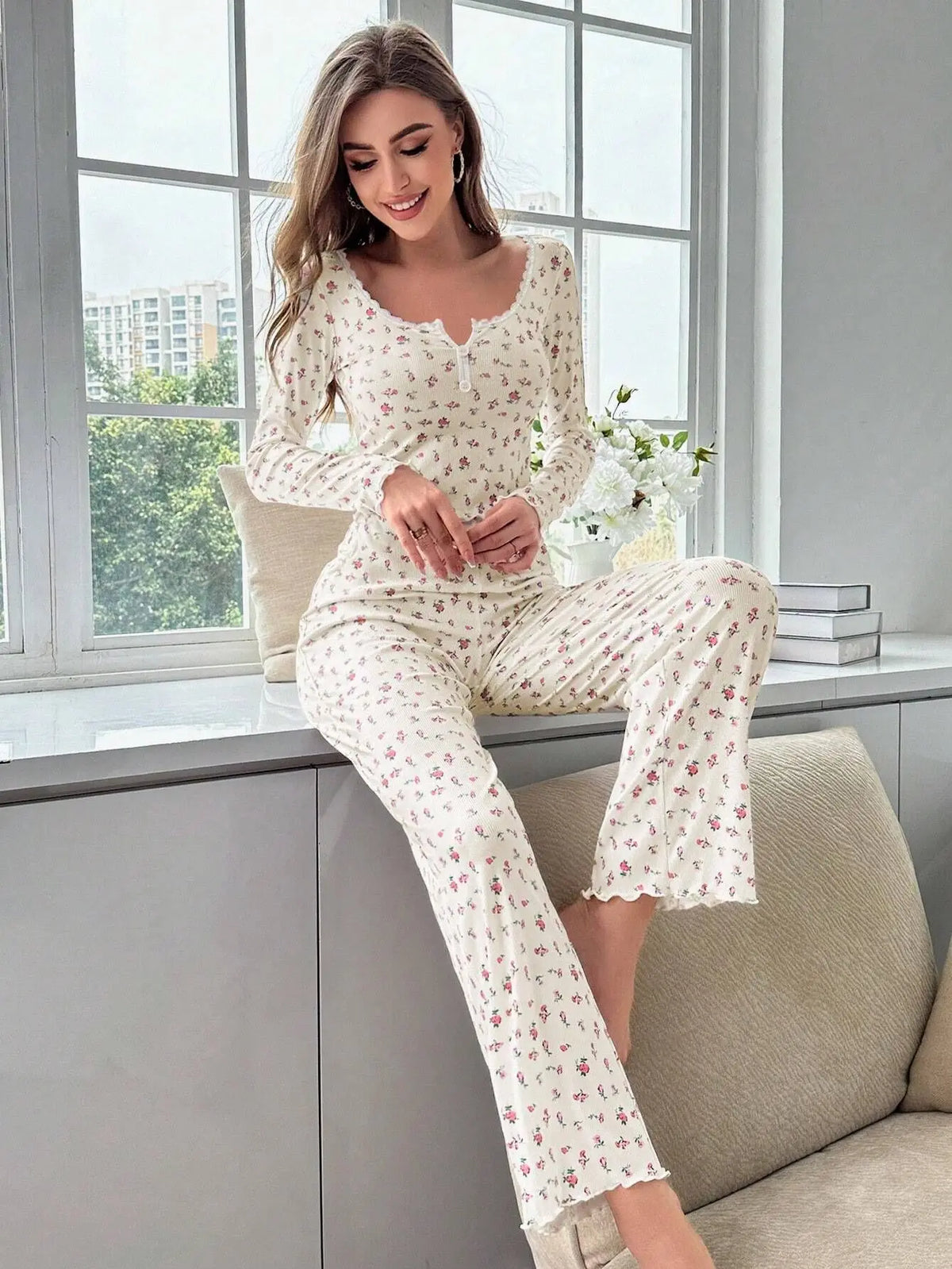 Pijama floral de manga larga con bordes ondulados