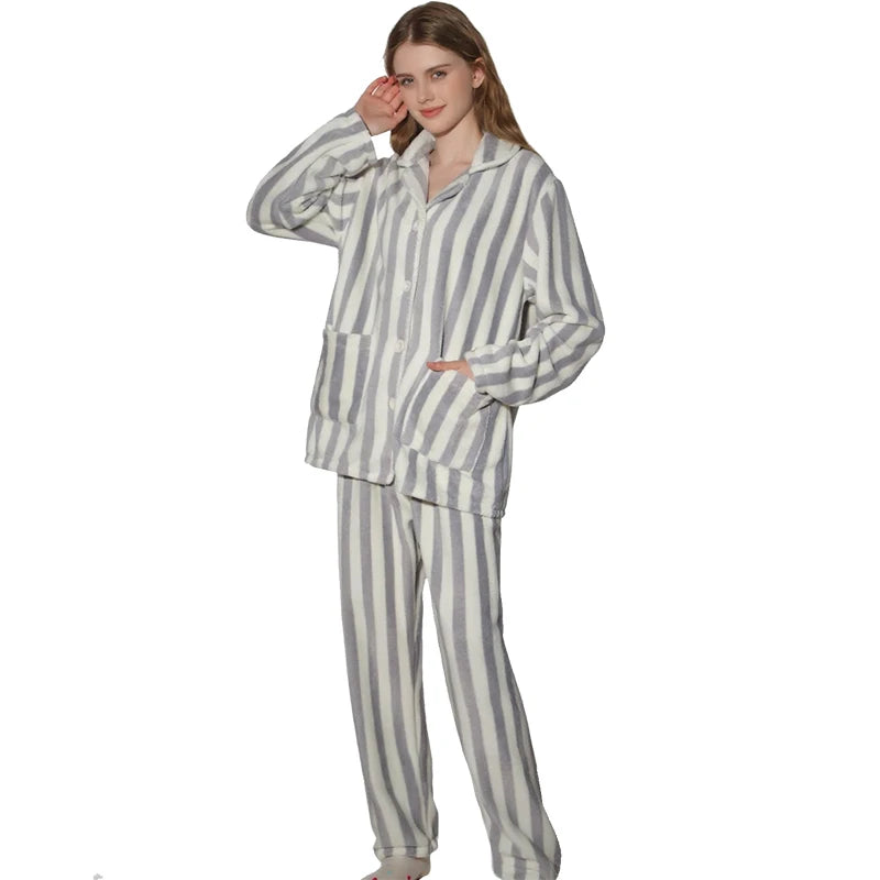 Pijama de franela a rayas para mujer con cuello camisero