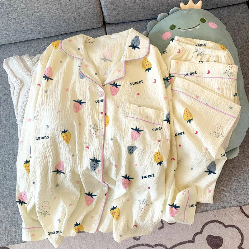 Pijama largo estampado con cuello de solapas