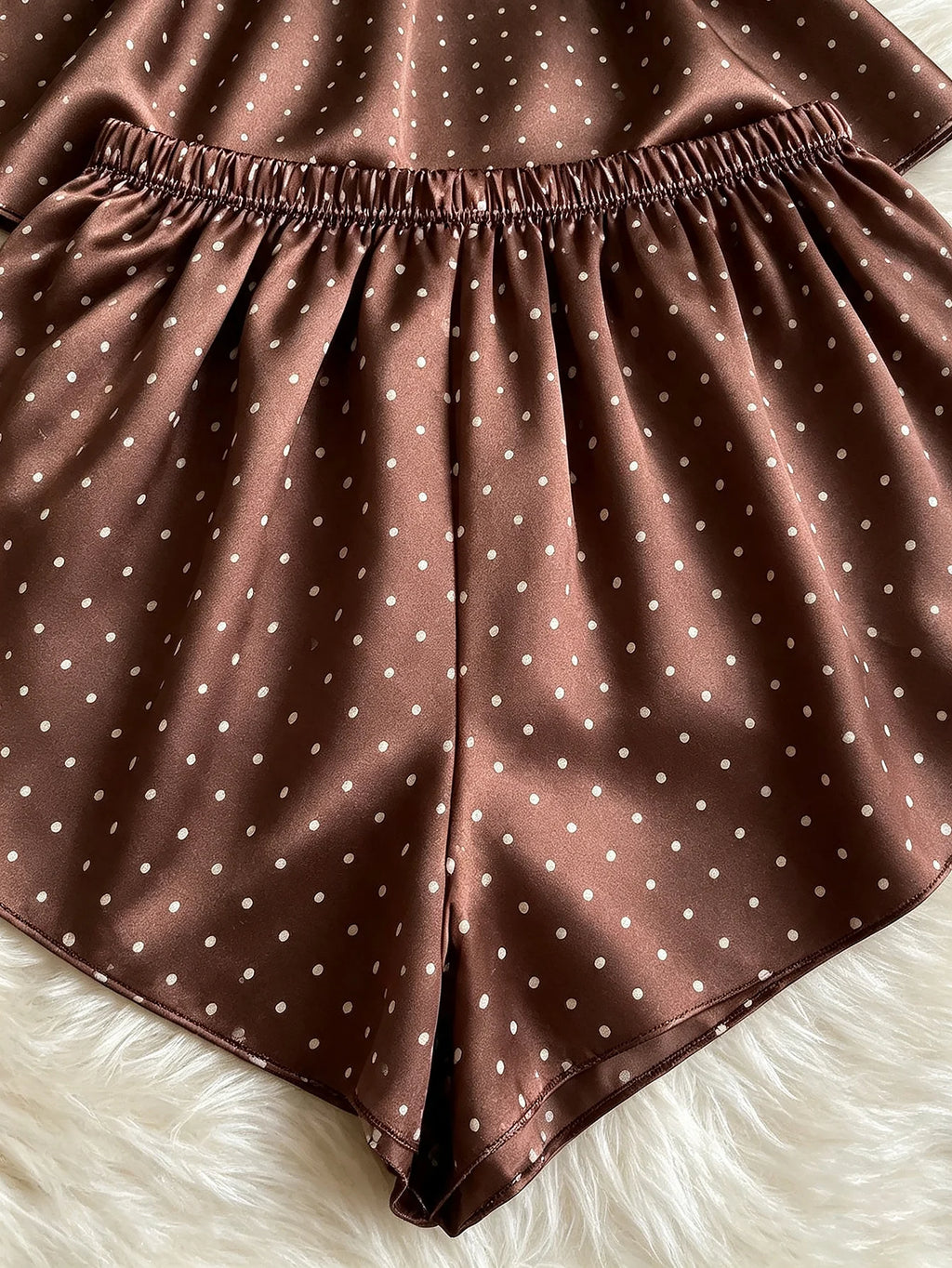 Pijama de satén a lunares con musculosa y short