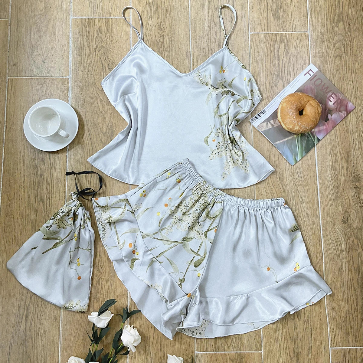 Pijama floral de breteles finos y short con volados