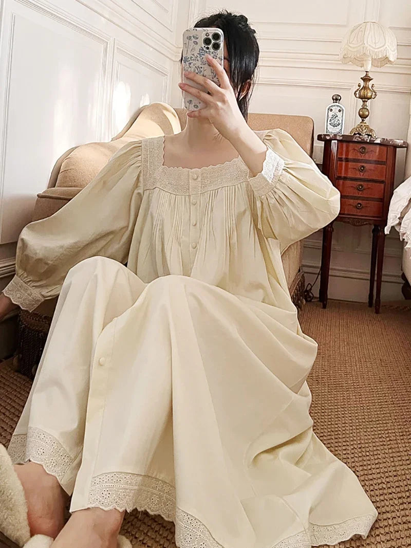 Camisón largo de cuello cuadrado con volados