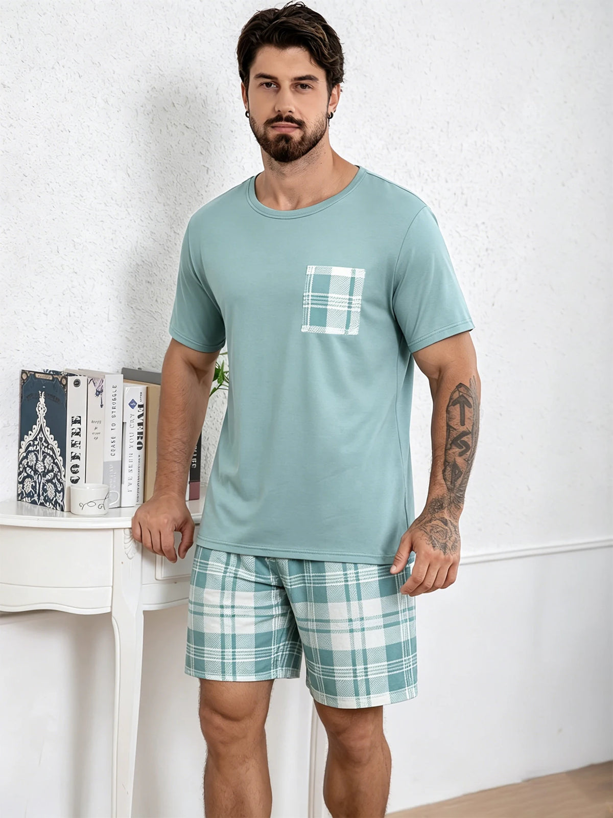 Pijama de remera y short a cuadros para hombre
