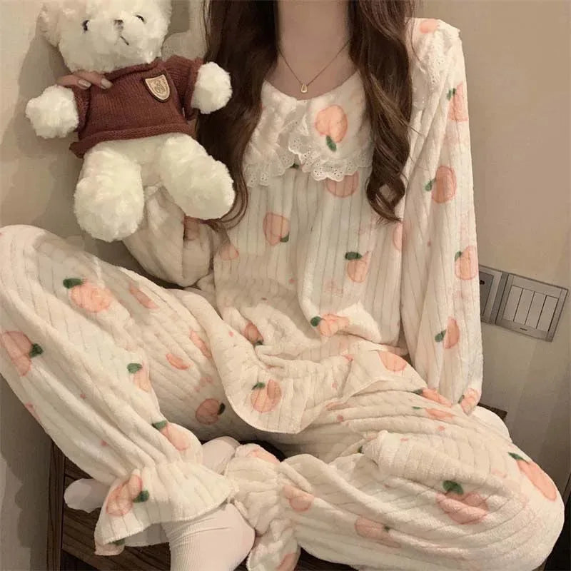 Pijama de polar coral con duraznos y cuello marinero