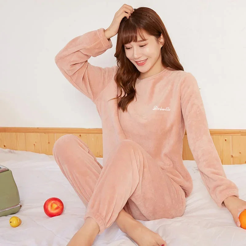Pijama de polar para mujer con cuello redondo y letras