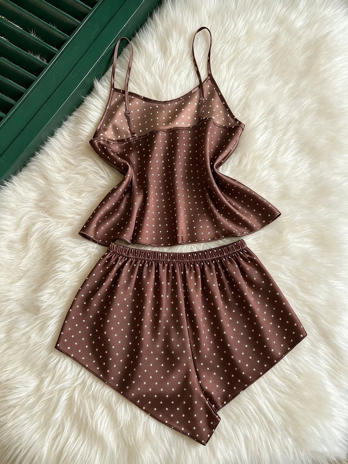 Pijama de satén a lunares con musculosa y short