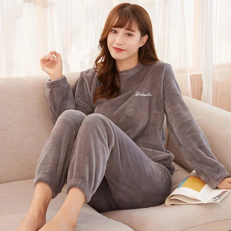 Pijama de polar para mujer con cuello redondo y letras