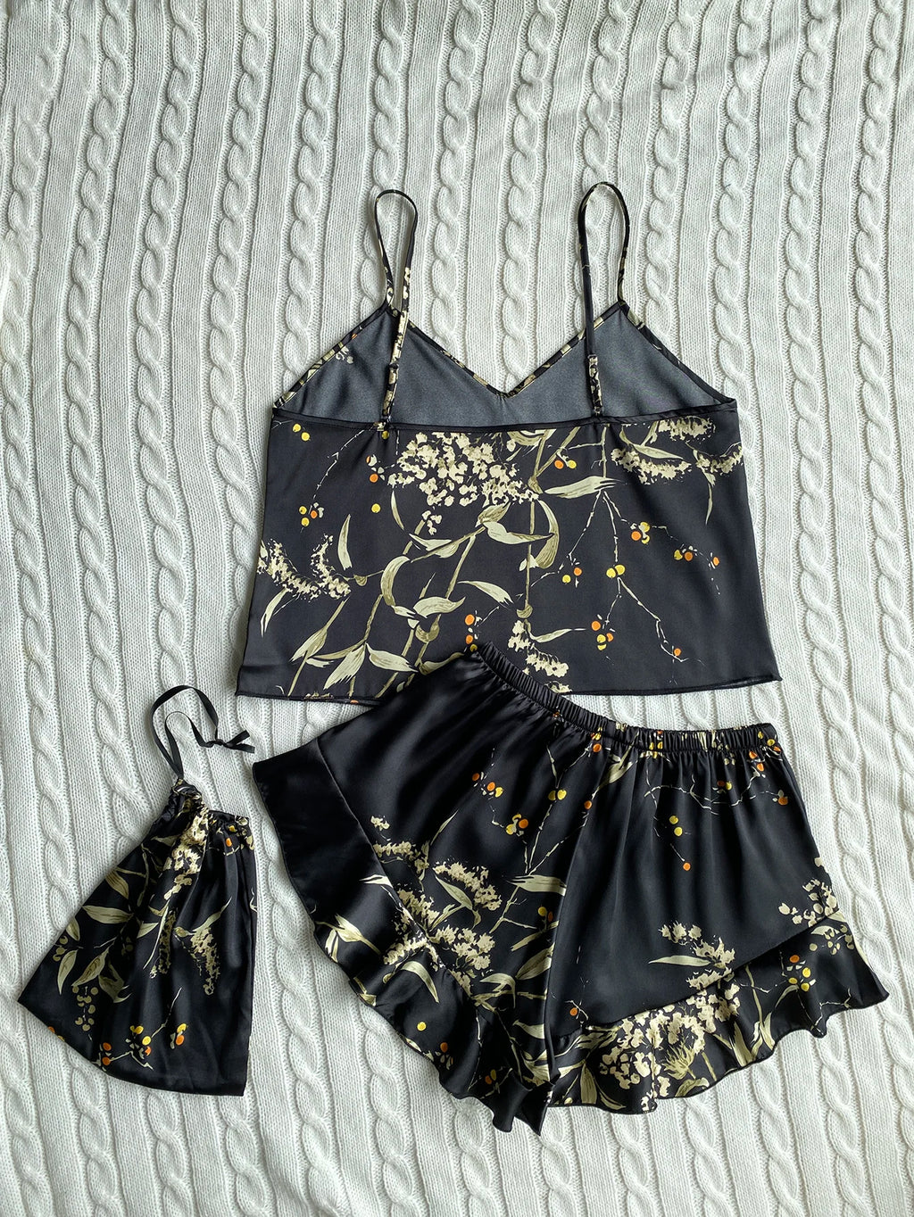 Pijama floral de breteles finos y short con volados