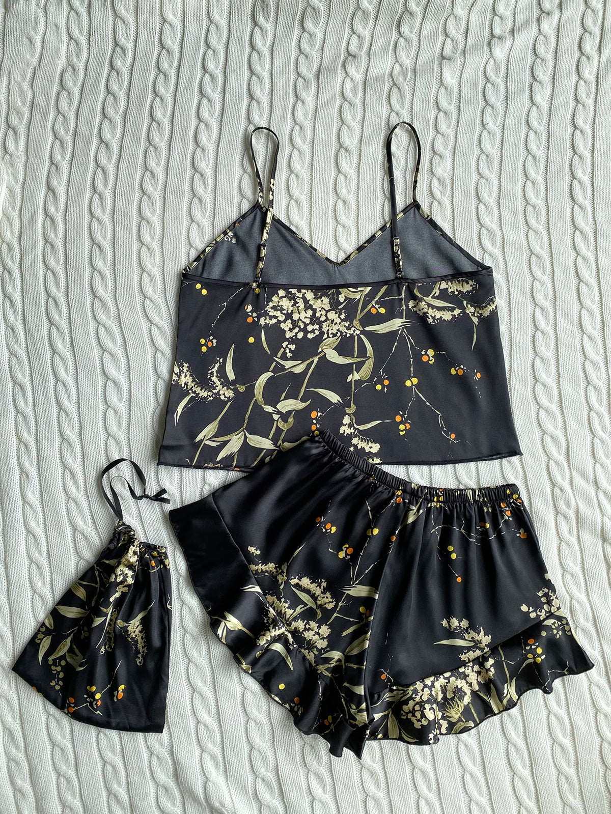 Pijama floral de breteles finos y short con volados