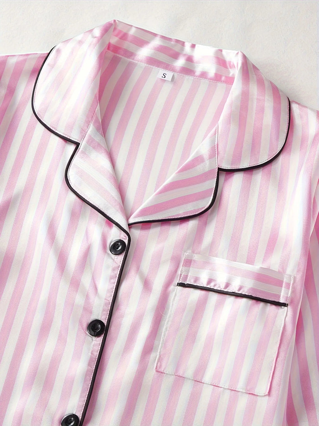 Pijama camisero rosa de satén con pantalón largo