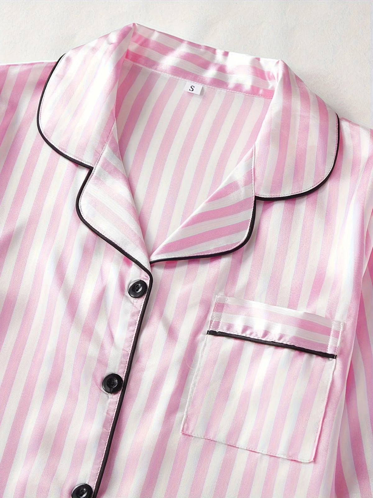 Pijama camisero rosa de satén con pantalón largo