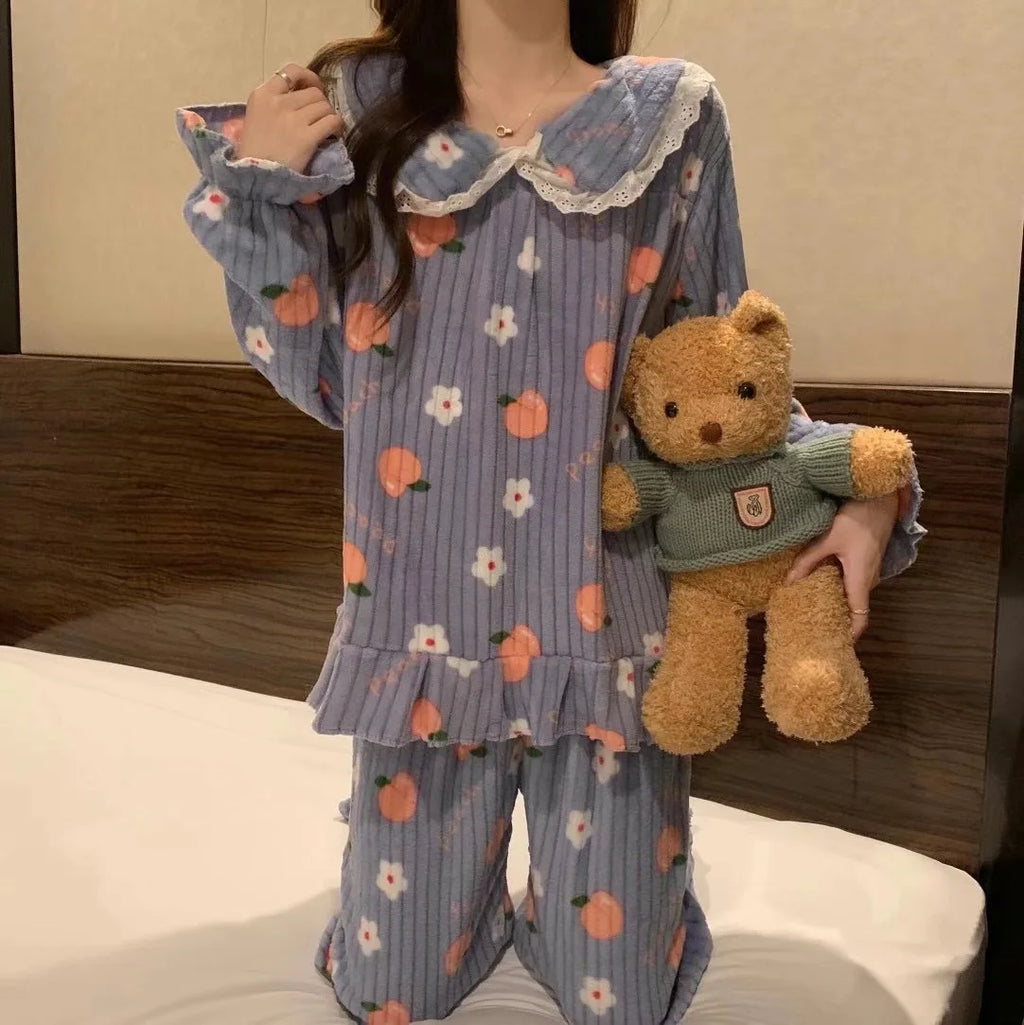 Pijama de polar coral con duraznos y cuello marinero