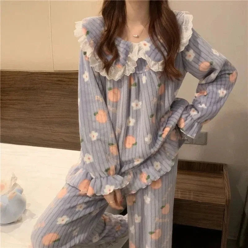 Pijama de polar coral con duraznos y cuello marinero