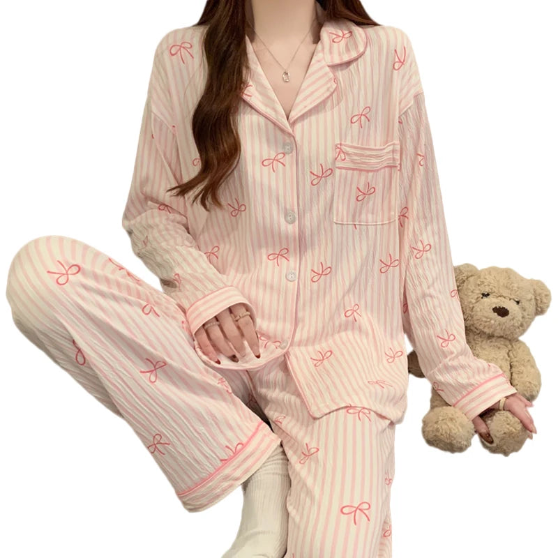 Pijama largo estampado con cuello de solapas