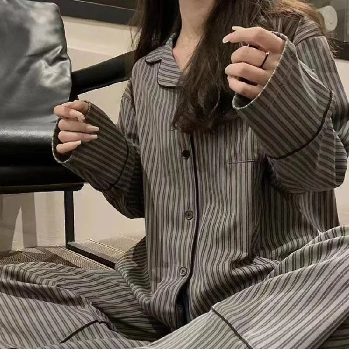 Pijama largo a rayas con escote en V