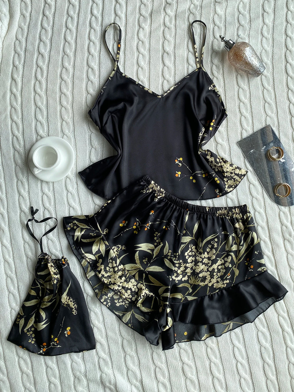 Pijama floral de breteles finos y short con volados