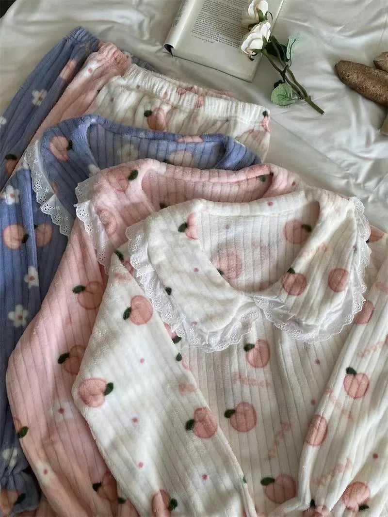 Pijama de polar coral con duraznos y cuello marinero
