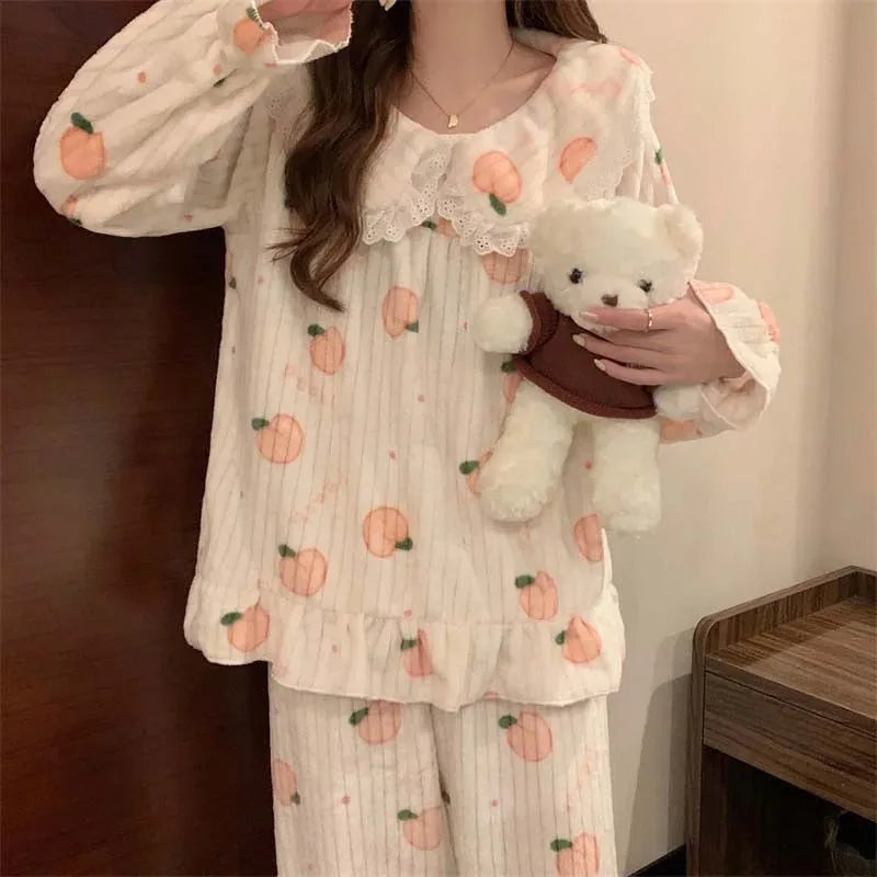 Pijama de polar coral con duraznos y cuello marinero