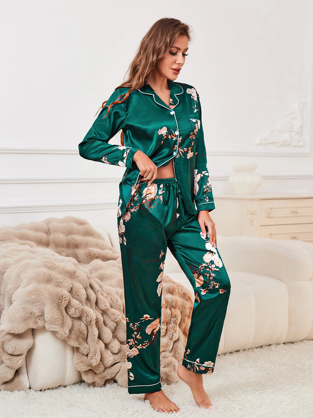 Pijama camisero de satén floral con vivos a contratono