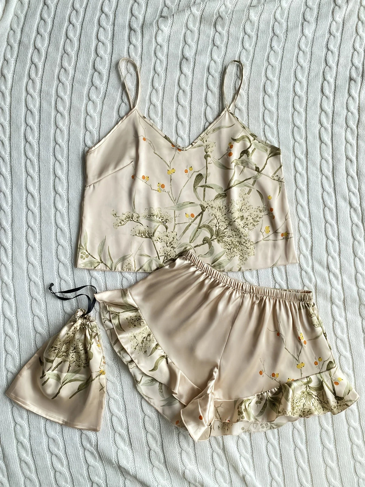 Pijama floral de breteles finos y short con volados