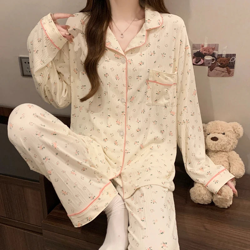 Pijama largo estampado con cuello de solapas