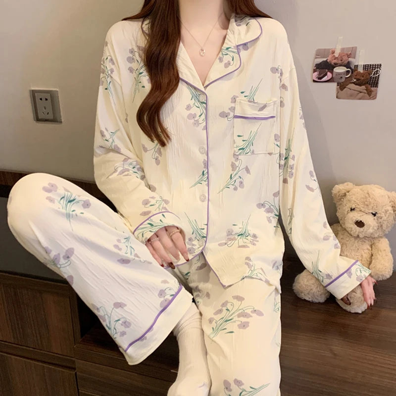 Pijama largo estampado con cuello de solapas