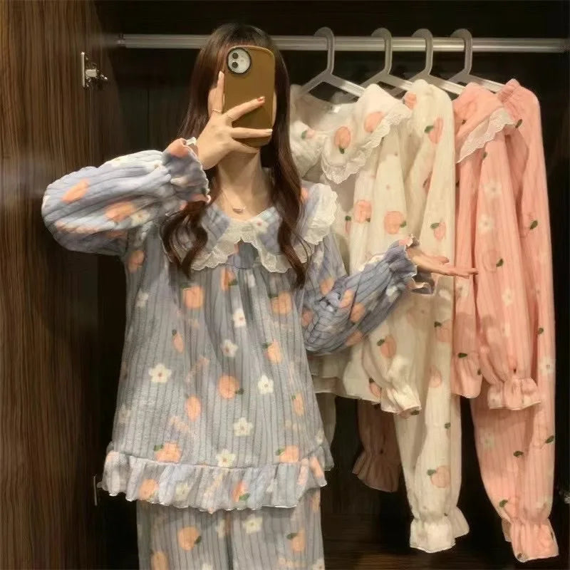 Pijama de polar coral con duraznos y cuello marinero