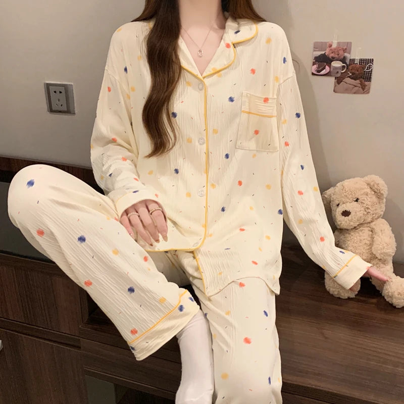 Pijama largo estampado con cuello de solapas