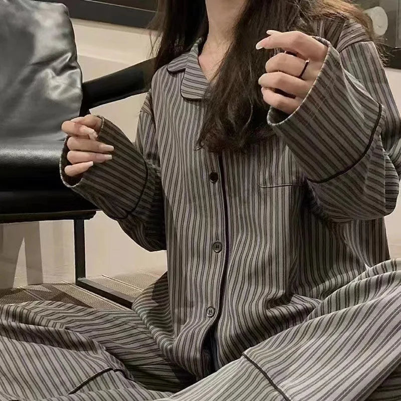 Pijama largo a rayas con escote en V