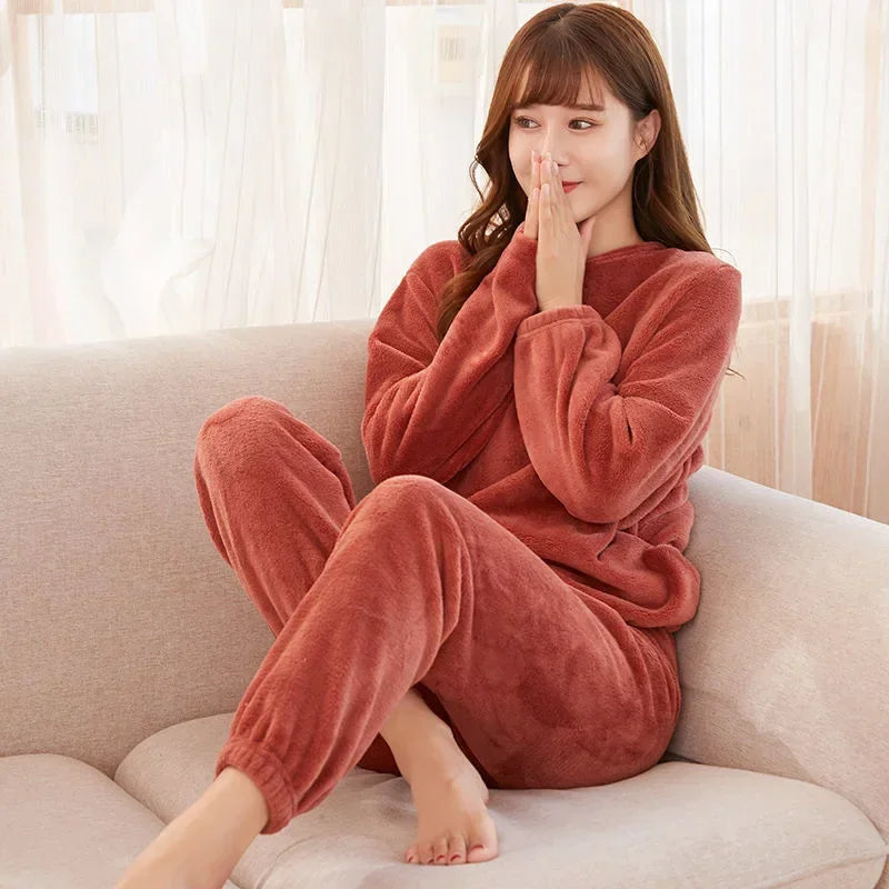 Pijama de polar para mujer con cuello redondo y letras