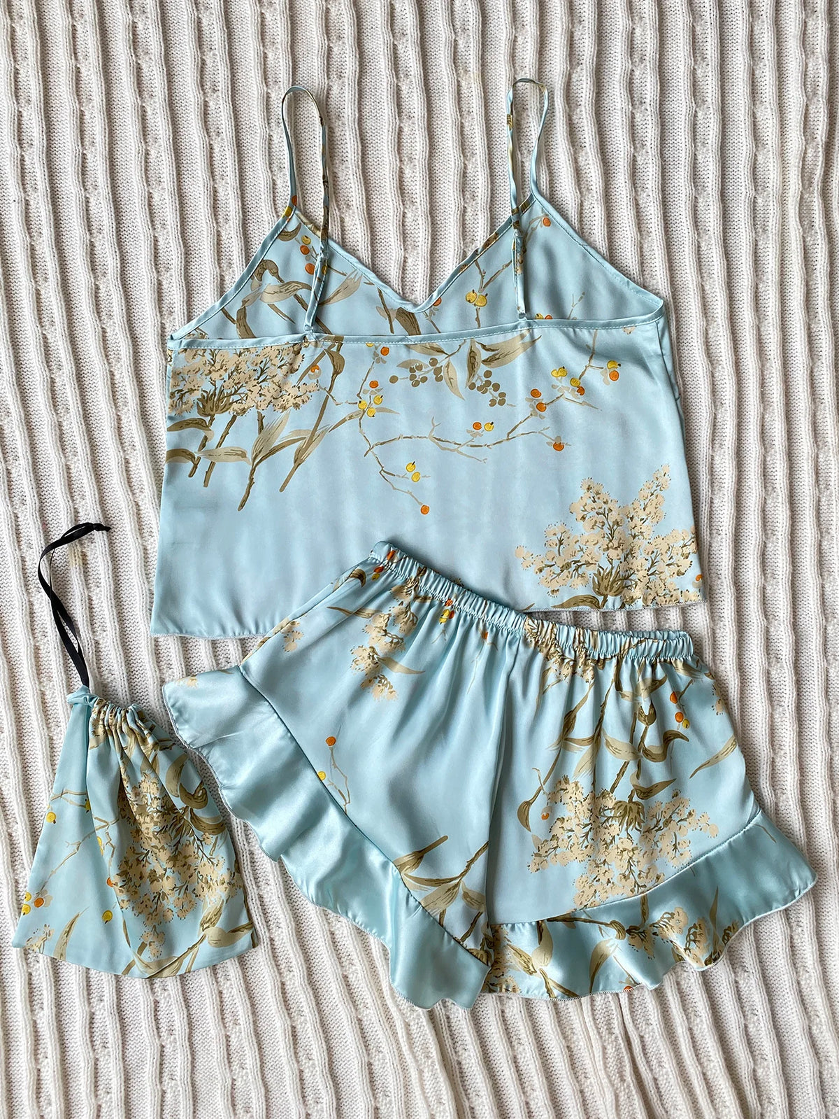 Pijama floral de breteles finos y short con volados