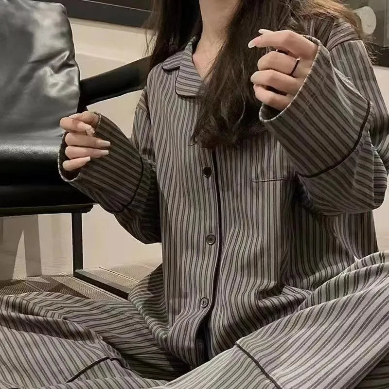 Pijama largo a rayas con escote en V
