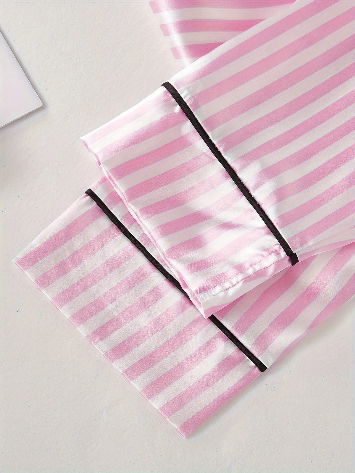 Pijama camisero rosa de satén con pantalón largo