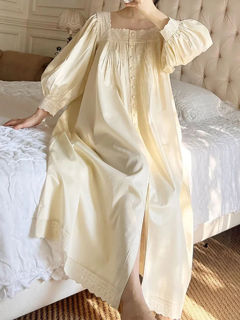 Camisón largo de cuello cuadrado con volados