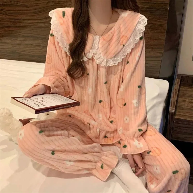 Pijama de polar coral con duraznos y cuello marinero