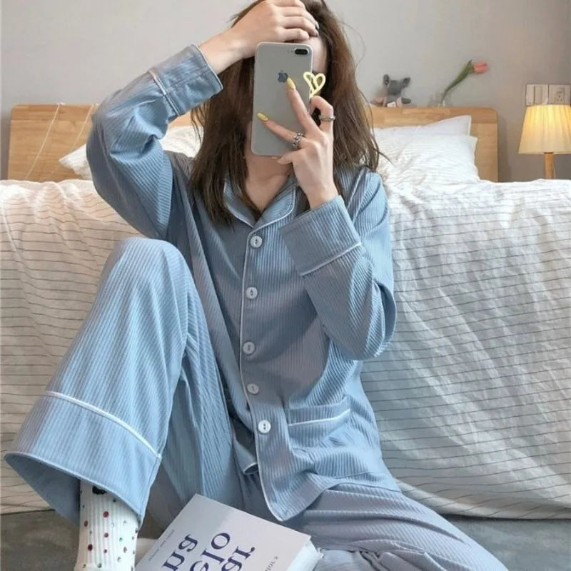 Pijama liso para mujer con solapas y pantalón al tobillo