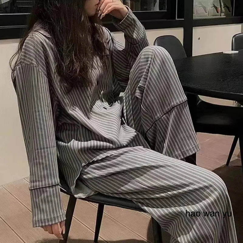 Pijama largo a rayas con escote en V
