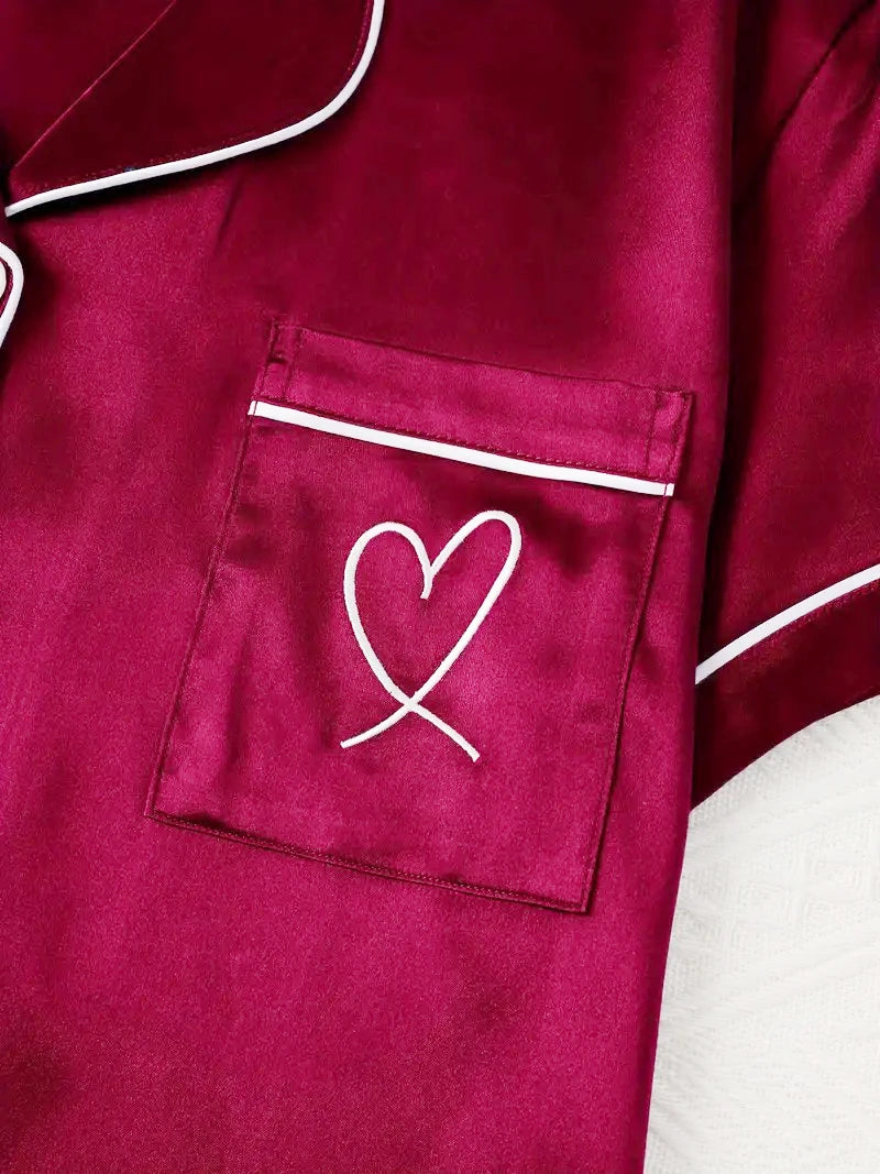 Pijama camisero corto con bolsillo y corazón bordado