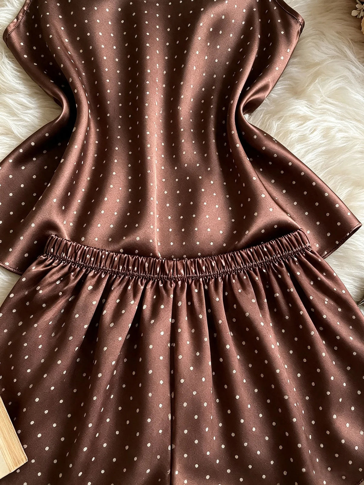 Pijama de satén a lunares con musculosa y short