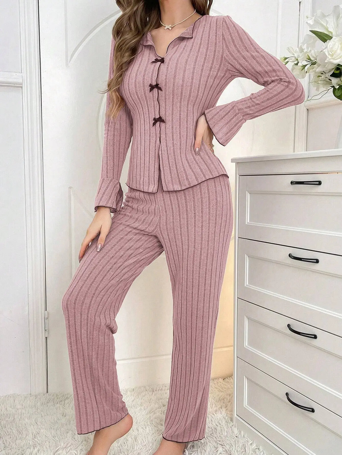 Pijama liso para mujer con detalle de moño y manga larga