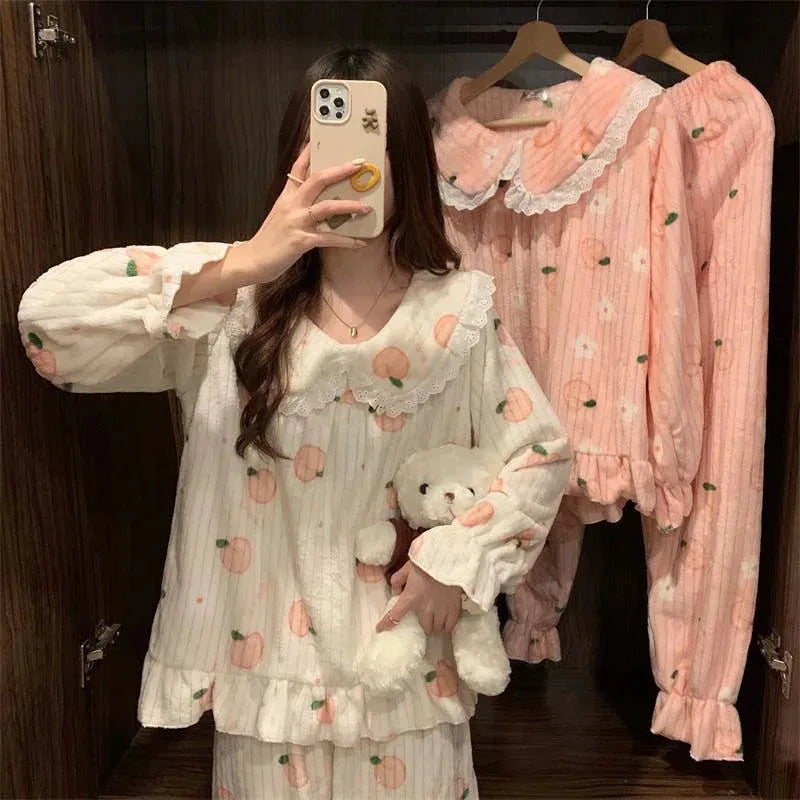 Pijama de polar coral con duraznos y cuello marinero