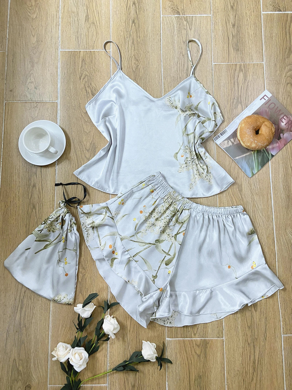 Pijama floral de breteles finos y short con volados