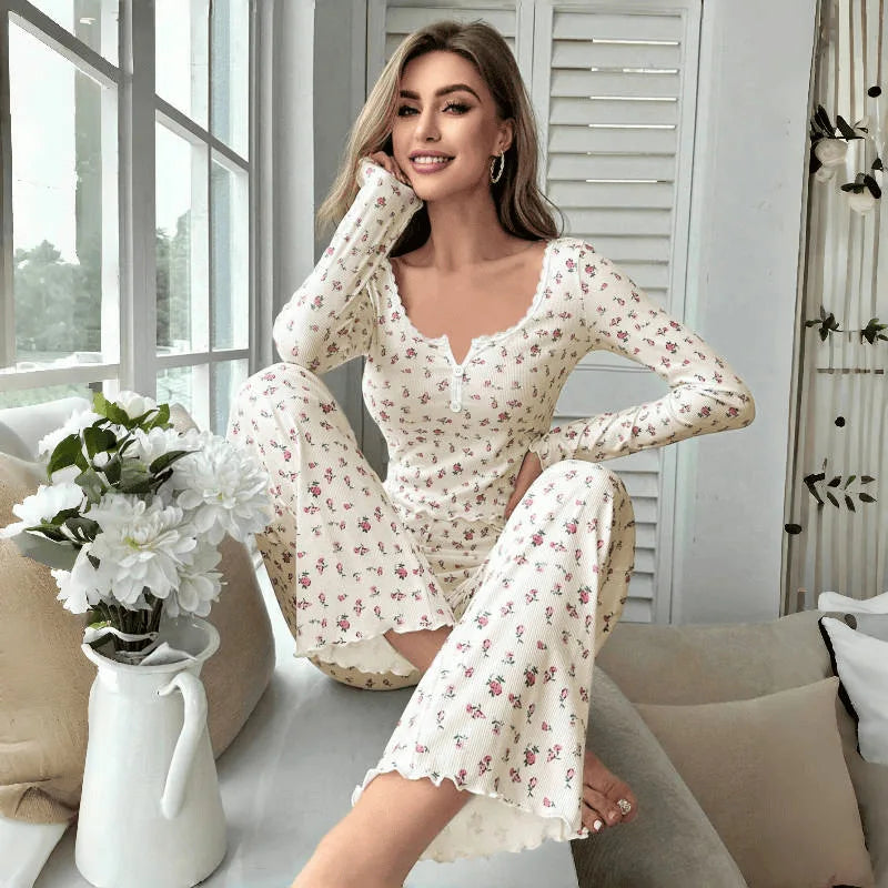 Pijama floral de manga larga con bordes ondulados