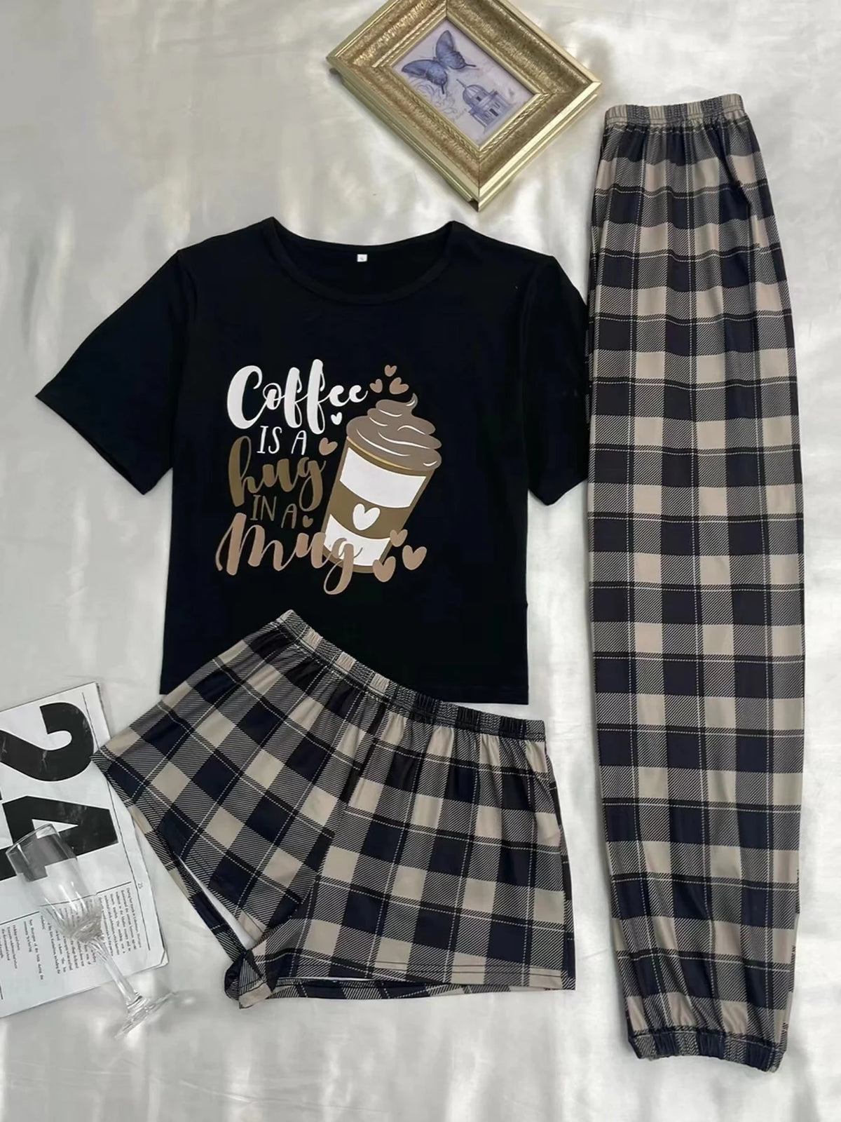 Pijama de tres piezas con remera, short y pantalón largo